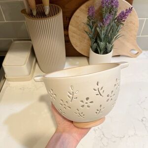 • dainty colander •